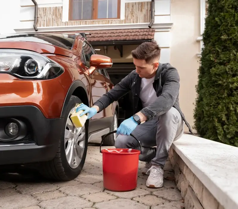 Lavage auto à domicile Lecques : professionnel intervenant sur un véhicule